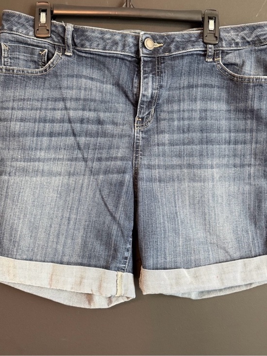 Simply Vera Vera Wang Pants - Vera Wang. Classic Mid-Wash Denim Roll-Cuff Women’s Shorts. EUC. Size 16.